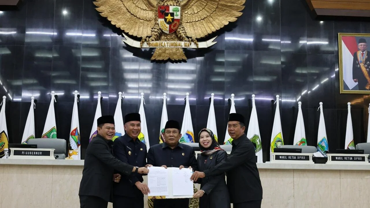 Taufik Hidayat Pimpin Paripurna Pengesahan Ranperda P2APBD Jawa Barat TA 2023