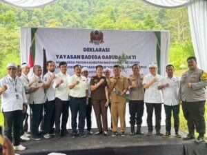 Dea Eka Rizaldi menanam pohon bersama relawan Yayasan BGS di Kampung Tajur, Purwakarta, dukung program Jabar Istimewa.