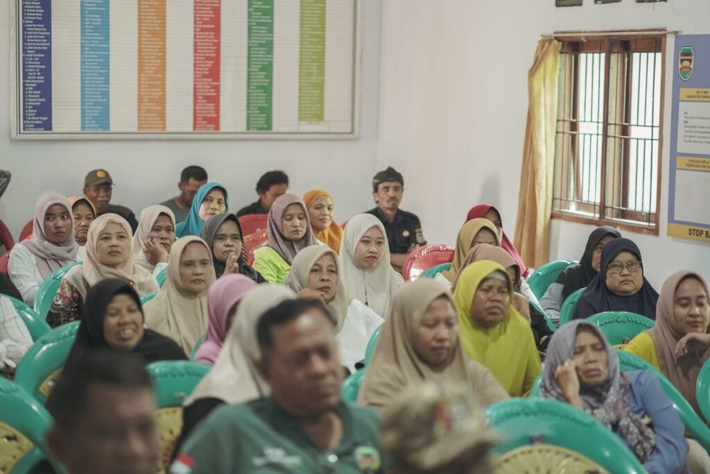 Suasana kegiatan reses yang dihadiri oleh warga dari berbagai kalangan, termasuk perangkat desa, Babinsa, dan Bhabinkamtibmas.