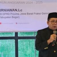 H. Ricky Kurniawan menyampaikan sosialisasi Perda Perlindungan Anak di Desa Wates Jaya, Kabupaten Bogor, kepada warga setempat.