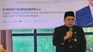 H. Ricky Kurniawan menyampaikan sosialisasi Perda Perlindungan Anak di Desa Wates Jaya, Kabupaten Bogor, kepada warga setempat.