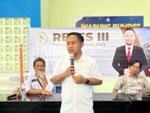 Dea Eka Rizaldi berdialog dengan warga Gintungkerta saat reses di GOR Desa Gintungkerta, Klari, Karawang.