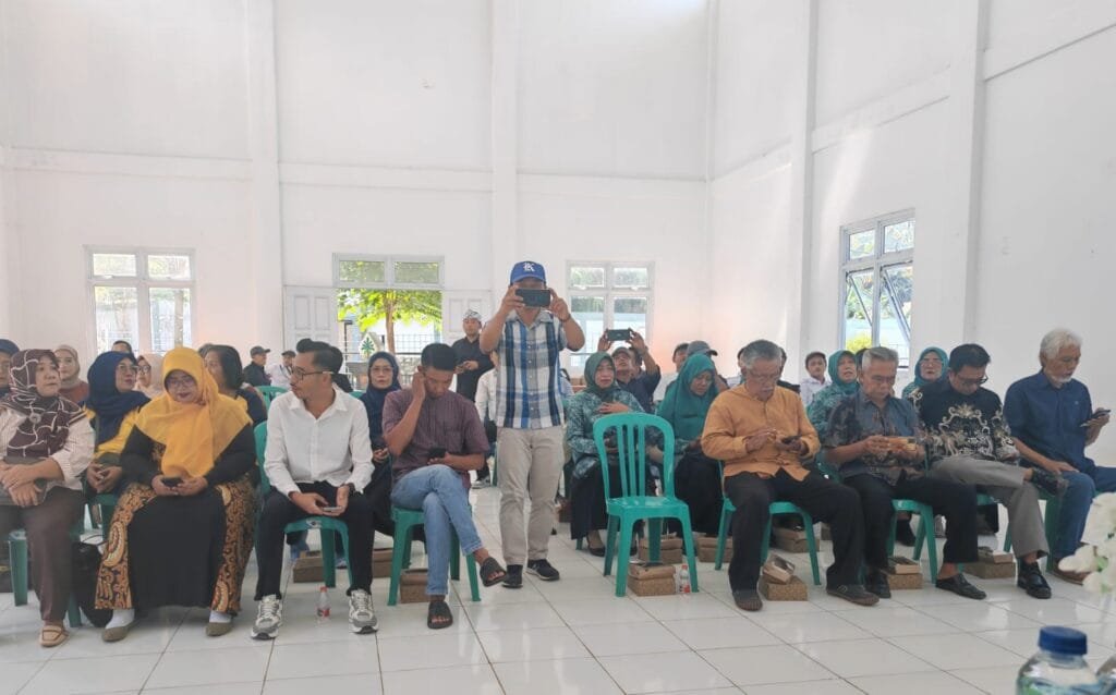 Warga menyimak edukasi tentang pemanfaatan lahan pekarangan dan pengelolaan sampah rumah tangga.