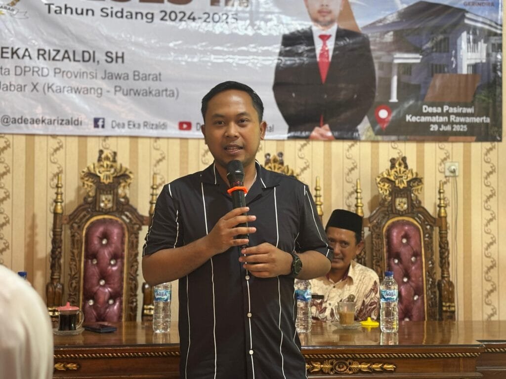 Anggota DPRD Jabar Dea Eka Rizaldi memberikan sambutan dalam kegiatan reses di hadapan warga dan perangkat Desa Pasirawi, Kecamatan Rawamerta.