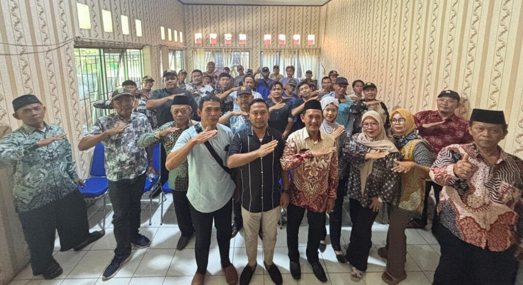 Dokumentasi kebersamaan Dea Eka Rizaldi dengan perangkat desa dan tokoh masyarakat usai kegiatan reses di Desa Pasirawi, Karawang.