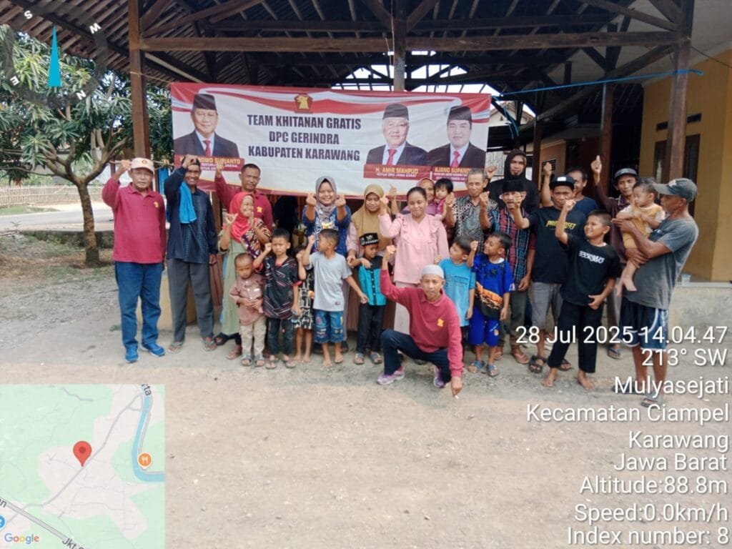 Ajang Supandi berfoto bersama peserta sunatan massal dan keluarga di Ciampel, Karawang..