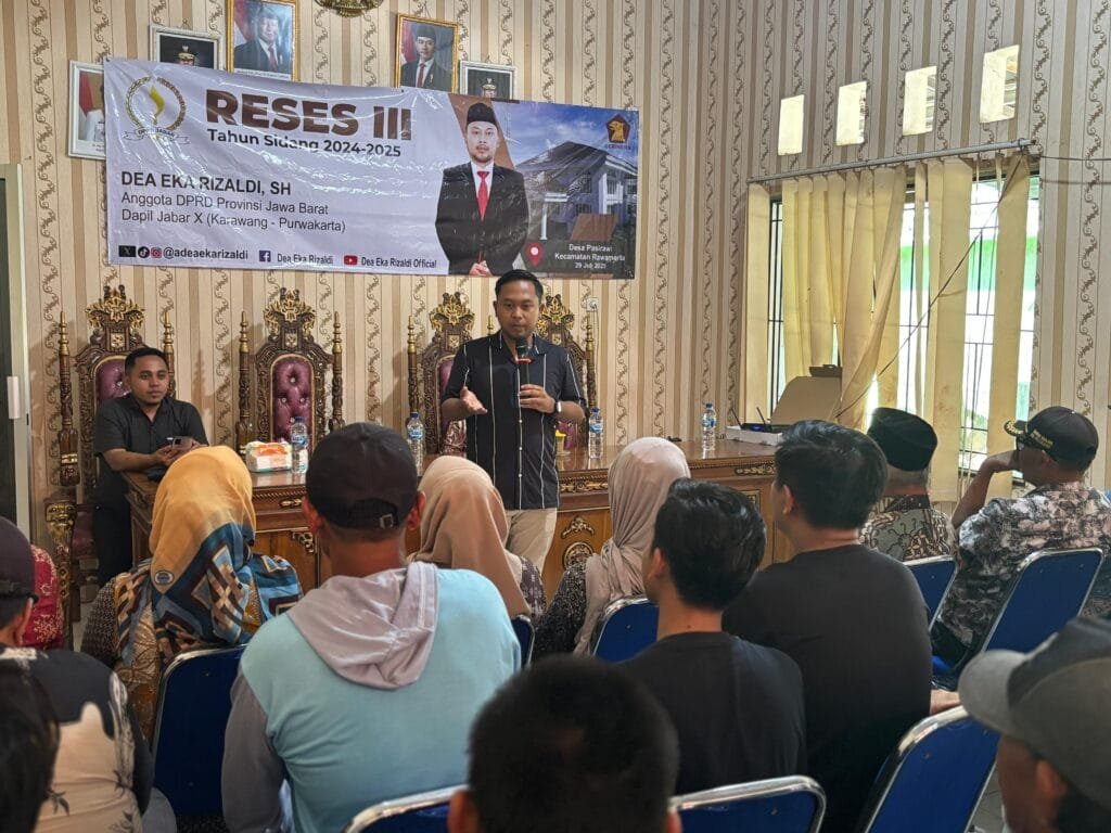 Dea Eka Rizaldi berdialog dengan warga Desa Pasirawi untuk menyerap aspirasi terkait pembangunan infrastruktur dan kebutuhan desa.