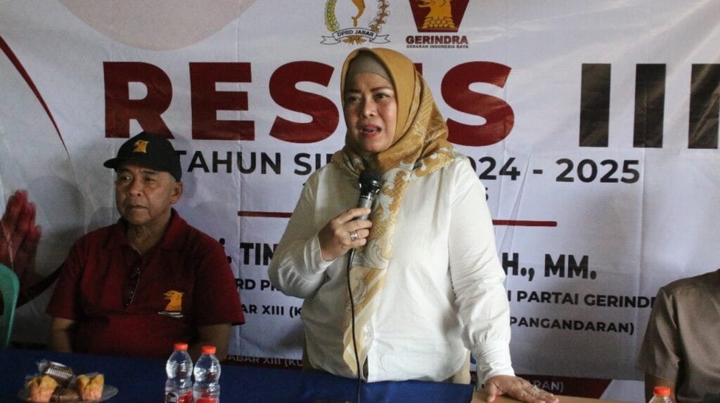 Anggota DPRD Jabar Hj. Tina Wiryawati berbincang dengan lansia saat kegiatan pengobatan gratis di Desa Rancah, Ciamis.