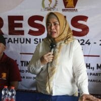 Anggota DPRD Jabar Hj. Tina Wiryawati berbincang dengan lansia saat kegiatan pengobatan gratis di Desa Rancah, Ciamis.