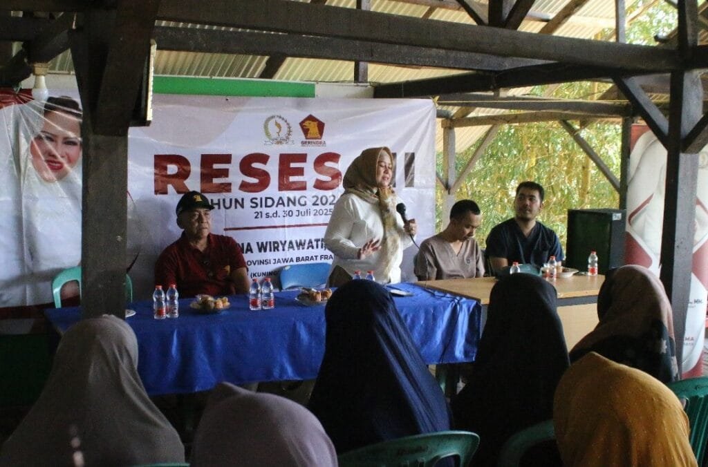 Hj. Tina Wiryawati menyerahkan paket sembako kepada lansia peserta kegiatan sosial di Ciamis.