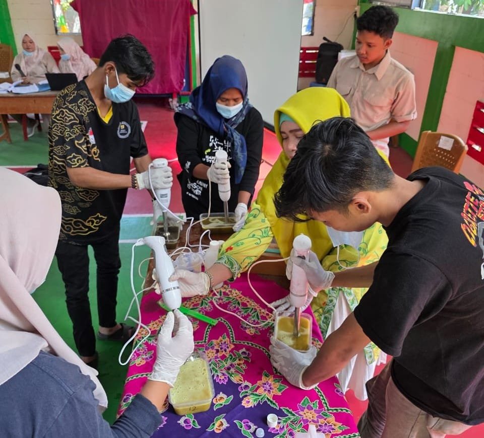 Peserta praktik membuat produk olahan dari minyak jelantah dalam kegiatan Bakti Gerindra.