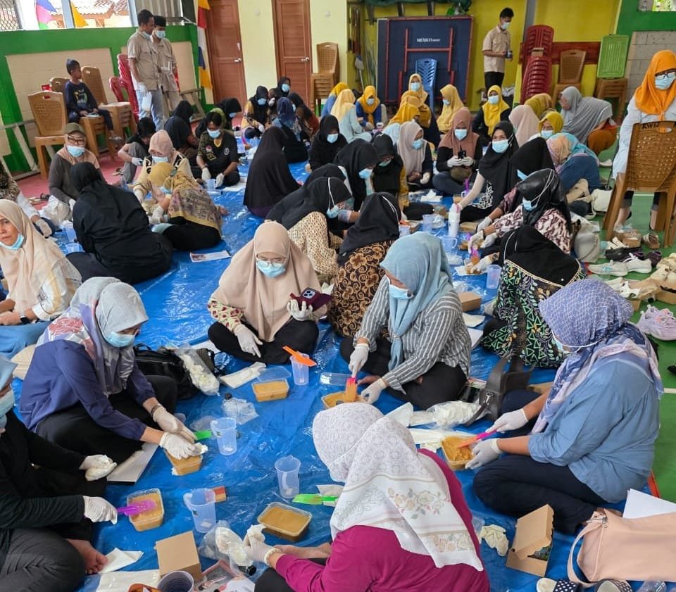 Peserta pelatihan olah minyak jelantah bersama George Edwin Sugiharto.