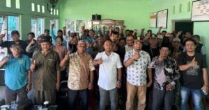 Dea Eka Rizaldi bersama warga dan tokoh masyarakat Karawang saat sosialisasi Perda Kepemudaan.