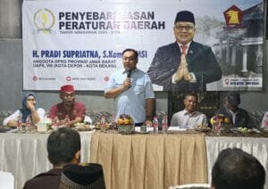 Pradi Supriatna memberikan pemaparan kepada warga Depok terkait fasilitas pesantren dari Pemprov Jabar