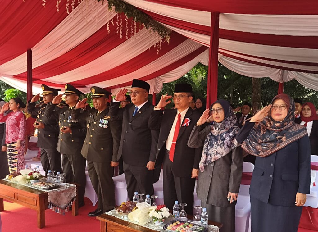 Politisi Gerindra Pradi Supriatna memberikan tanggapan usai menghadiri upacara penurunan bendera di Depok.
