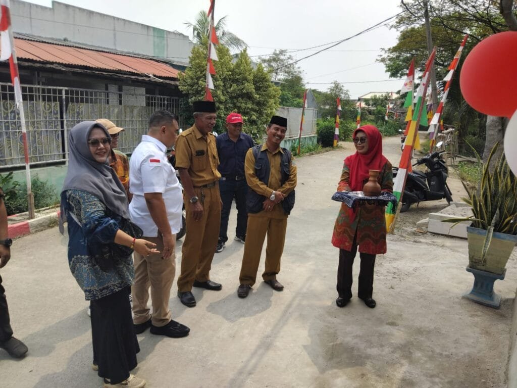 Syahrir saat meninjau Posyandu Plamboyan di Desa Kedung Jaya, Bekasi