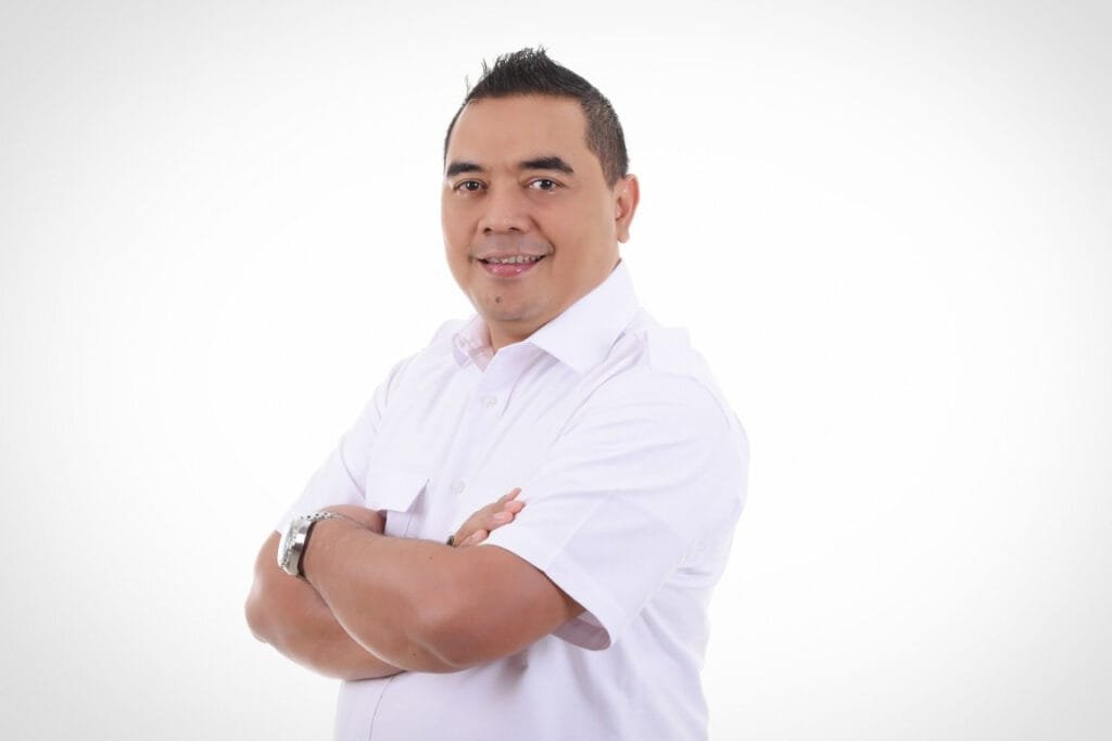 Syharir Peduli memberikan KIS kepada Ibu Rosita, warga tidak mampu di wilayah Kabupaten Bekasi.