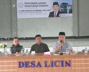 Heri Ukasah Sulaeman menyampaikan materi sosialisasi Perda No.1 Tahun 2021 di Desa Licin, Cimalaka, Sumedang