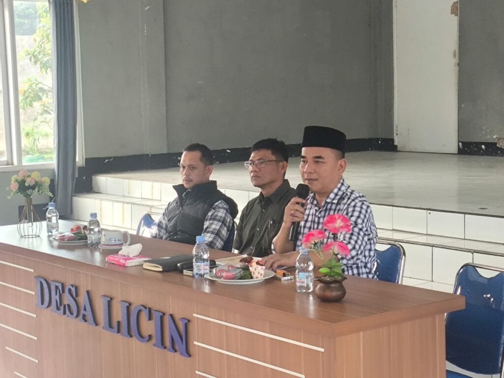 Heri Ukasah menyampaikan materi sosialisasi Perda No.1 Tahun 2021 di Desa Licin, Cimalaka, Sumedang.