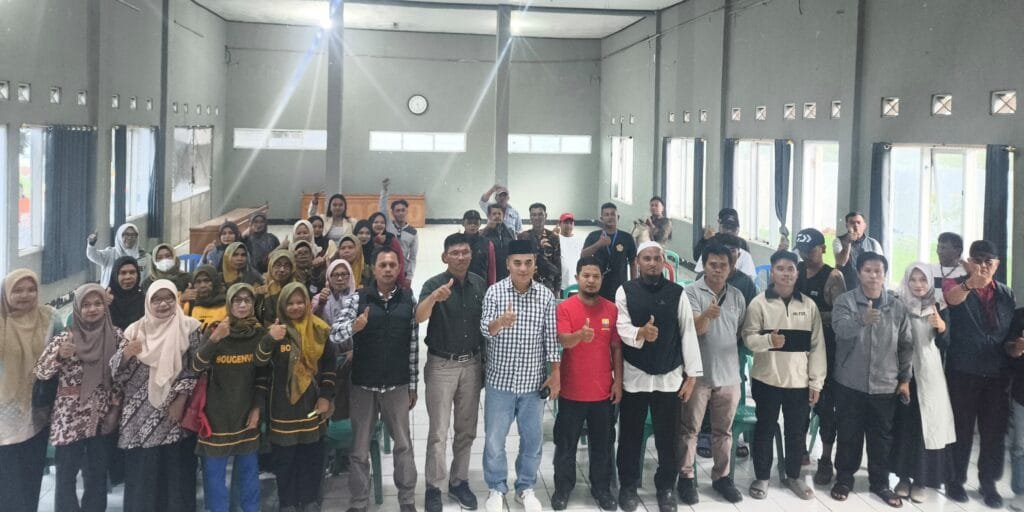 Warga Desa Licin mengikuti kegiatan sosialisasi Perda Fasilitasi Penyelenggaraan Pesantren bersama Heri Ukasah Sulaeman