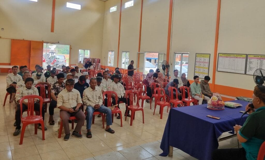 Masyarakat Desa Banggalamulya, Kalijati, Subang, menyimak penjelasan Perda Perlindungan Lingkungan Hidup dari Andhika Surya Gumilar
