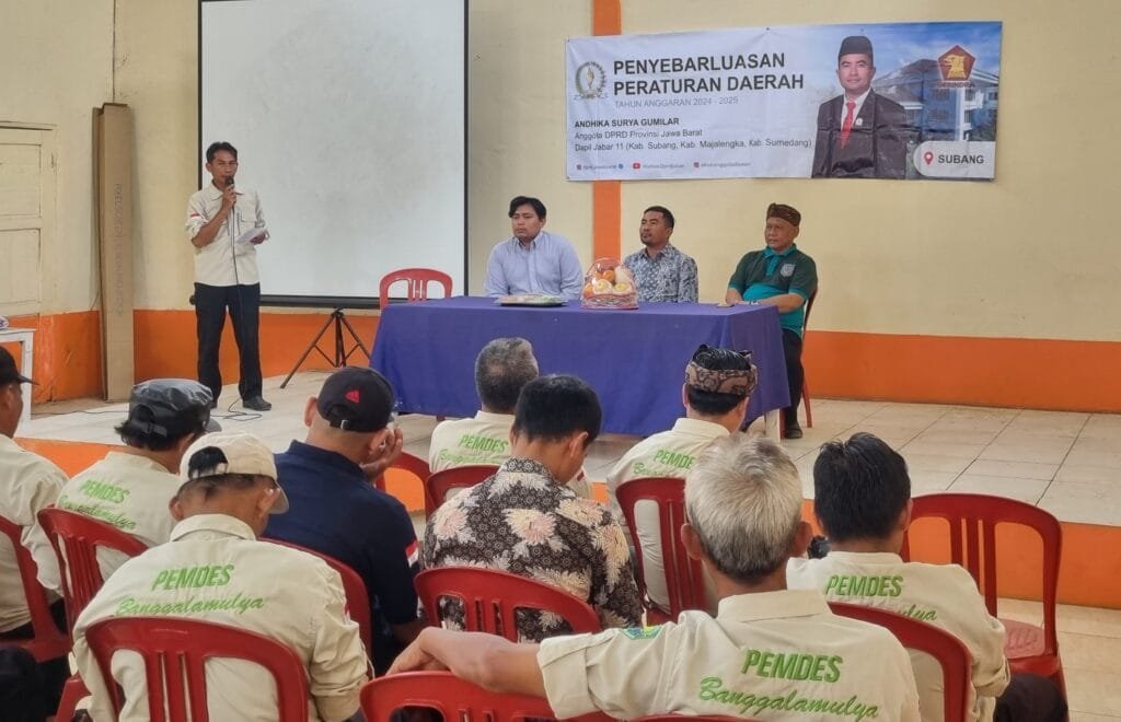 Andhika Surya Gumilar memberikan penjelasan Perda Perlindungan dan Pengelolaan Lingkungan Hidup kepada warga Subang