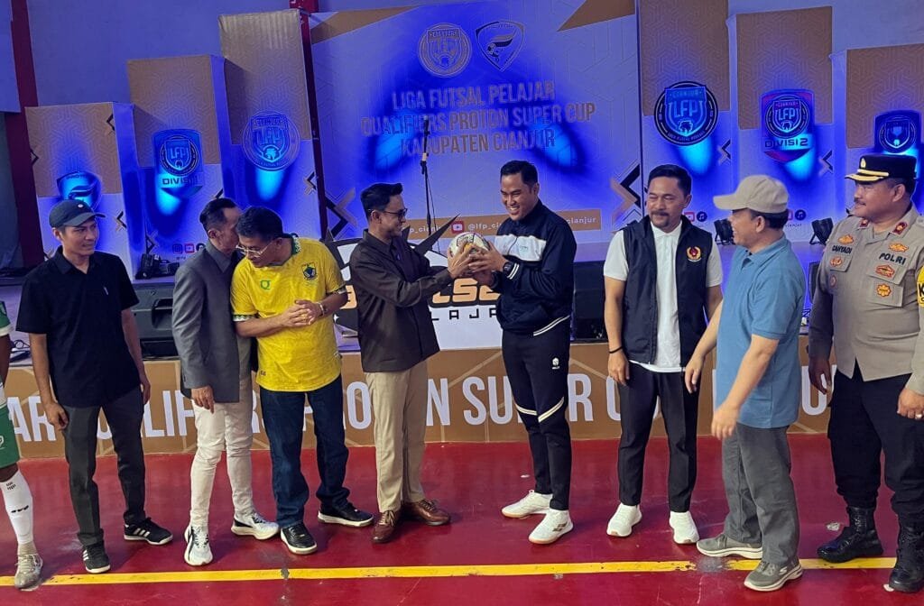 Aksi pemain futsal pelajar dalam pertandingan perdana Liga Futsal Cianjur