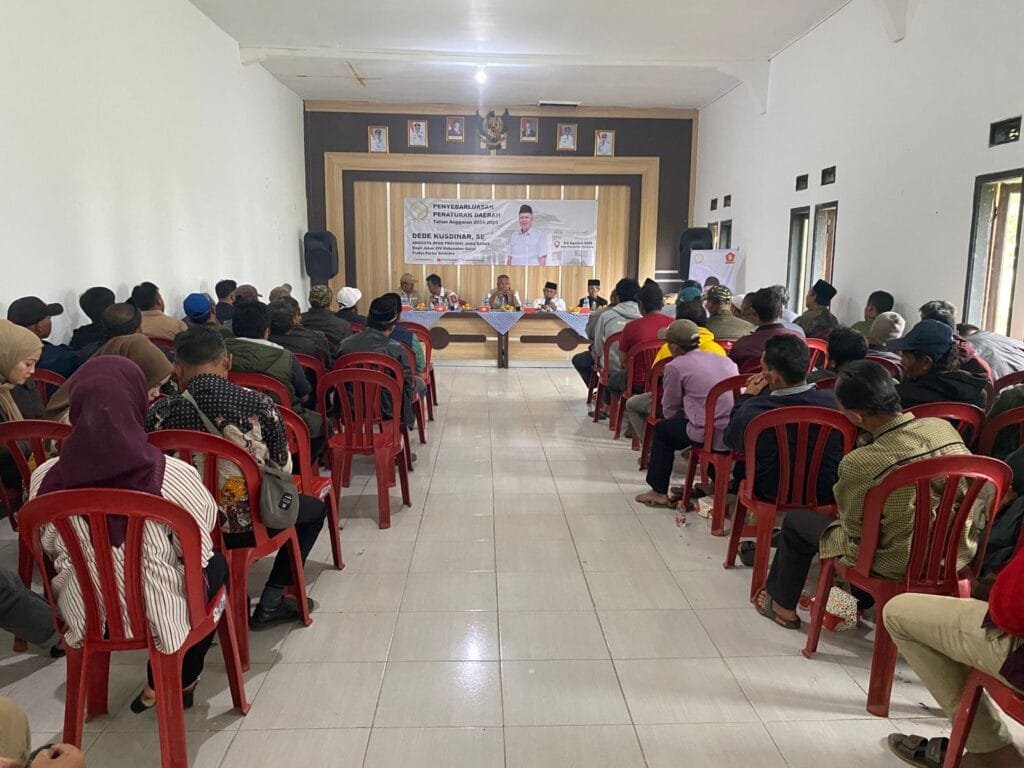 Warga Samarang mengolah hasil pertanian sebagai sumber ekonomi utama