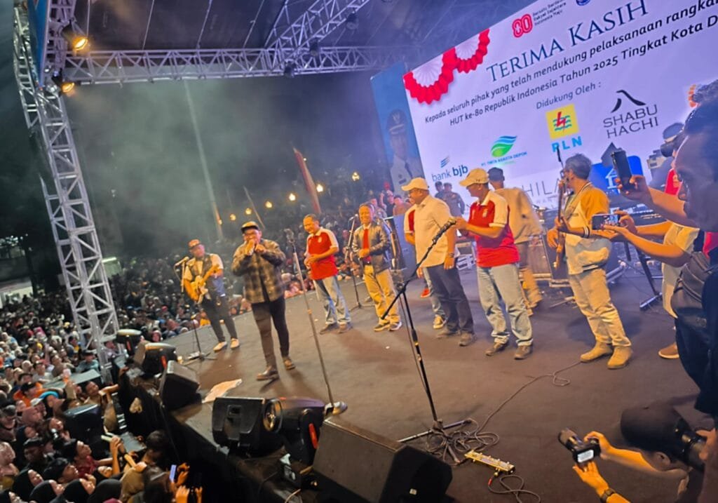 Antusiasme Pradi dan warga Depok memenuhi area Balaikota untuk menyaksikan konser Pasha Ungu.