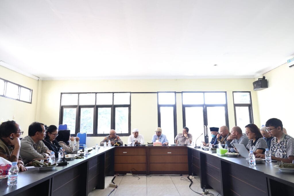Menurut Buky Jatinangor adalah pusat pendidikan Jawa Barat yang butuh penataan kawasan lebih representatif.