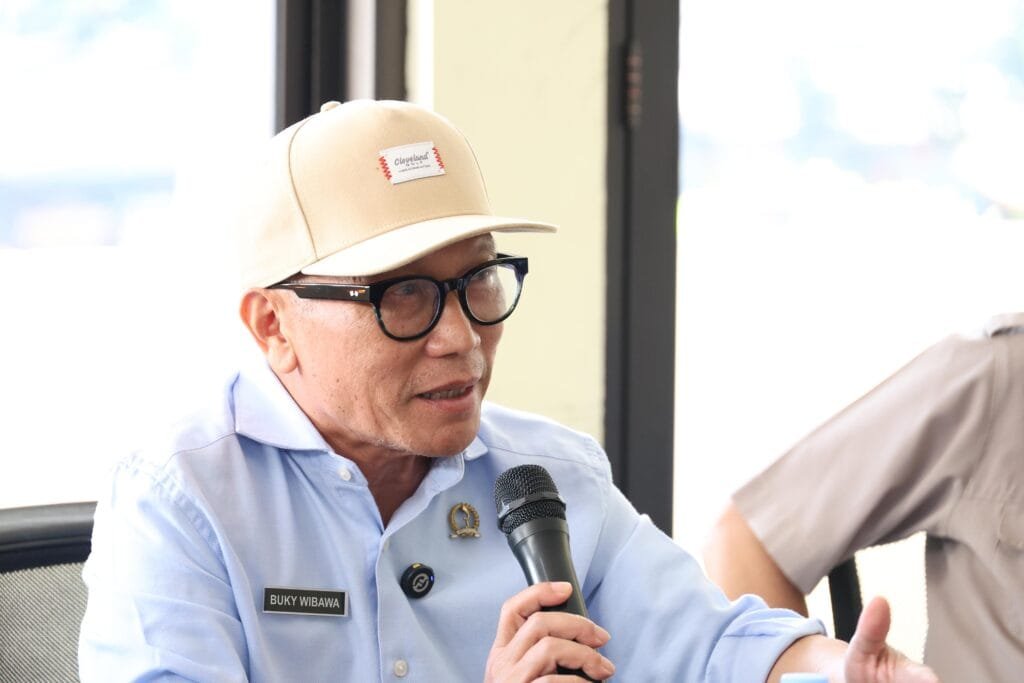 Buky Wibawa bersama Komisi I DPRD Jabar saat kunjungan kerja di Kecamatan Jatinangor