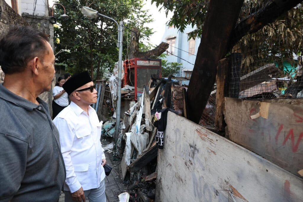 Ketua DPRD Jabar Buky Wibawa meninjau rumah warga Cimahi yang terbakar bersama pemerintah setempat.