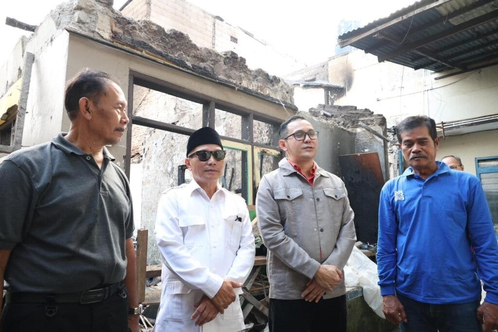 Ketua DPRD Jabar Buky Wibawa menyerahkan bantuan awal sebesar Rp 2,5 juta kepada korban kebakaran di Cimahi