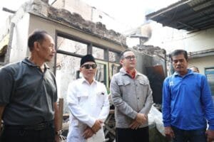 Ketua DPRD Jabar Buky Wibawa menyerahkan bantuan awal sebesar Rp 2,5 juta kepada korban kebakaran di Cimahi
