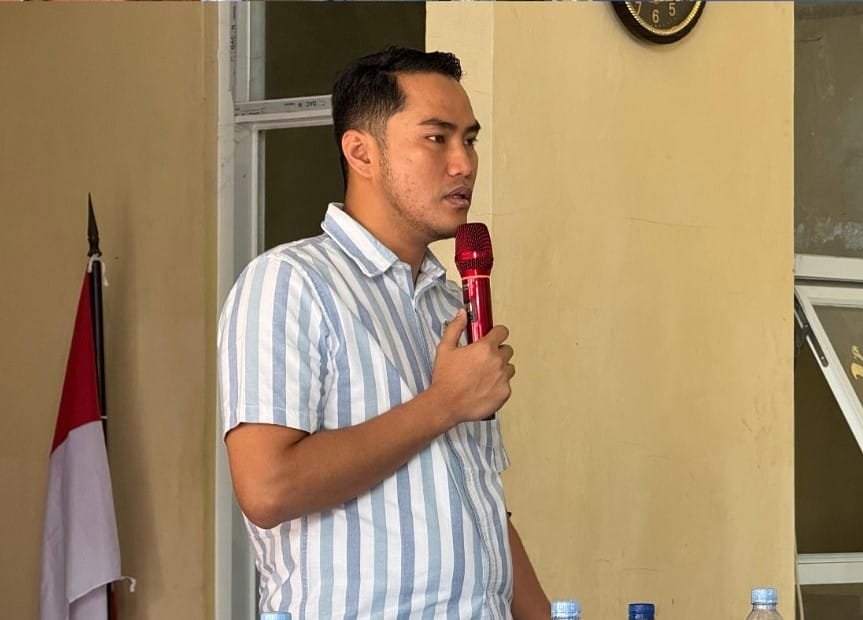 Abdul Karim berdialog dengan tokoh masyarakat setempat usai kegiatan reses di Aula Desa Sukaratu, Kabupaten Cianjur