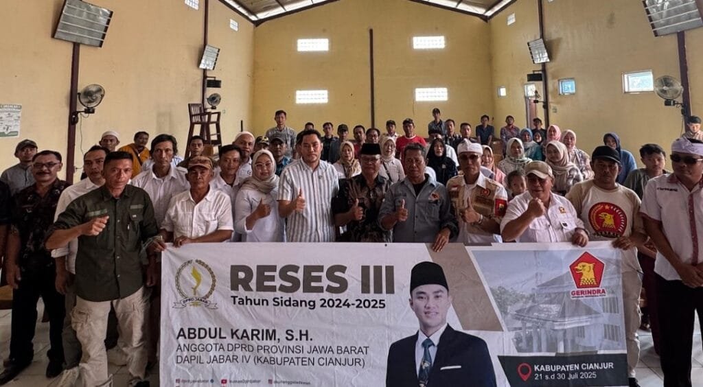 Abdul Karim berfoto bersama warga Desa Sukaratu di akhir kegiatan reses di Kecamatan Bojong Picung, Cianjur