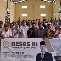 Abdul Karim Reses di Desa Sukaratu Cianjur, Serap Aspirasi Warga Bojong Picung Abdul Karim berfoto bersama warga Desa Sukaratu di akhir kegiatan reses di Kecamatan Bojong Picung, Cianjur
