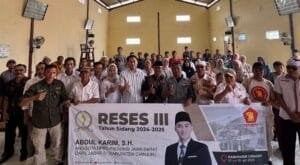 Abdul Karim berfoto bersama warga Desa Sukaratu di akhir kegiatan reses di Kecamatan Bojong Picung, Cianjur
