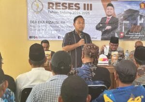 Dea Eka Rizaldi berdialog langsung dengan petani Karawang tentang kendala pertanian dan pengendalian hama