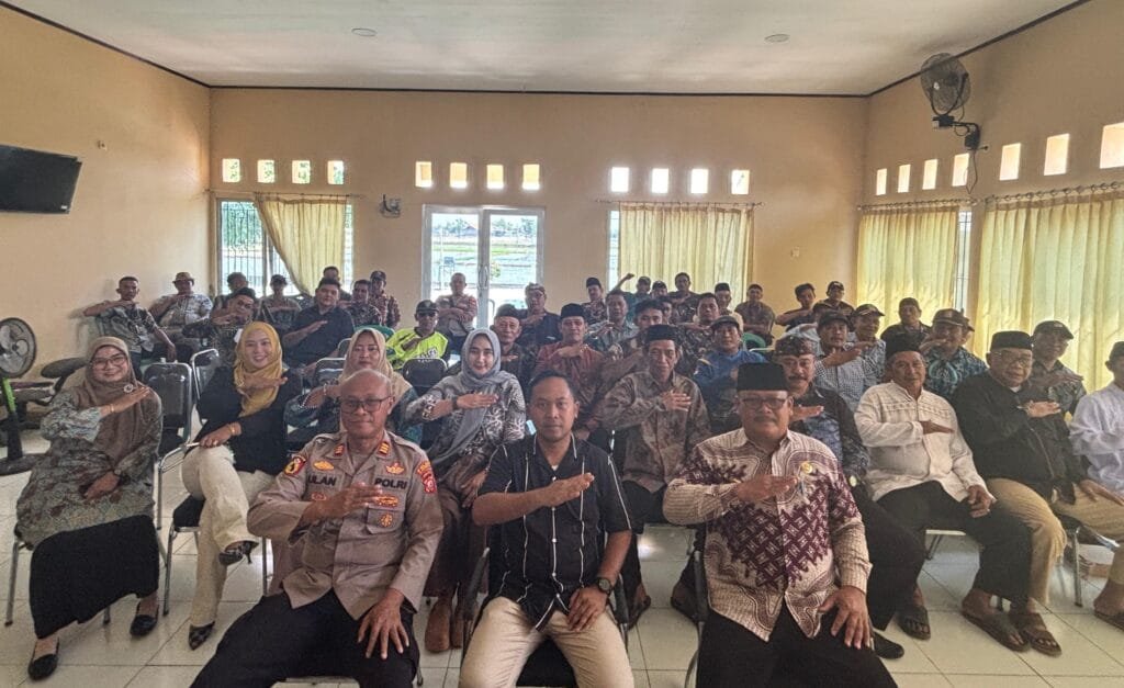 Dea Eka Rizaldi berfoto bersama petani dan warga Desa Cibadak usai kegiatan reses di Kecamatan Rawamerta, Karawang