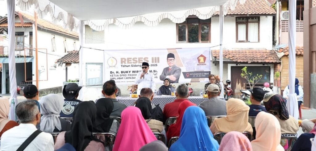 Warga menghadiri Reses III DPRD Jabar bersama Ketua DPRD Jabar Buky Wibawa di Cimahi Utara