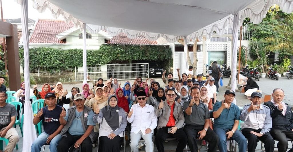 Masyarakat Cimahi Utara berdialog dan berfoto bersama dengan Ketua DPRD Jabar Buky Wibawa pada kegiatan Reses III