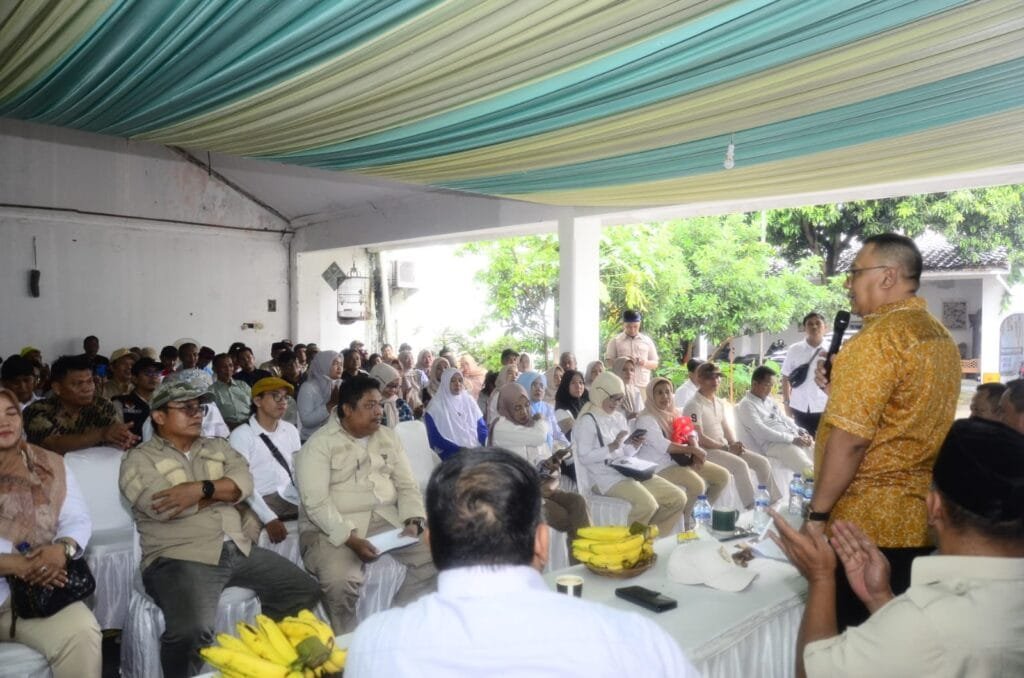 Pengurus koperasi dan masyarakat mengikuti Pendidikan Politik yang dipimpin Pradi Supriatna.