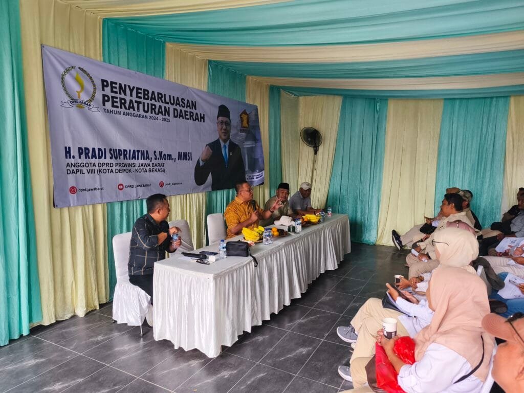 Pengurus koperasi dari 11 kecamatan Depok mendengarkan paparan tentang Perda Kewirausahaan.