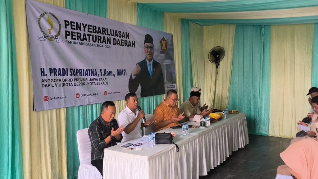 Pradi Supriatna berdoa bersama pengurus koperasi seusai kegiatan sosialisasi Perda.