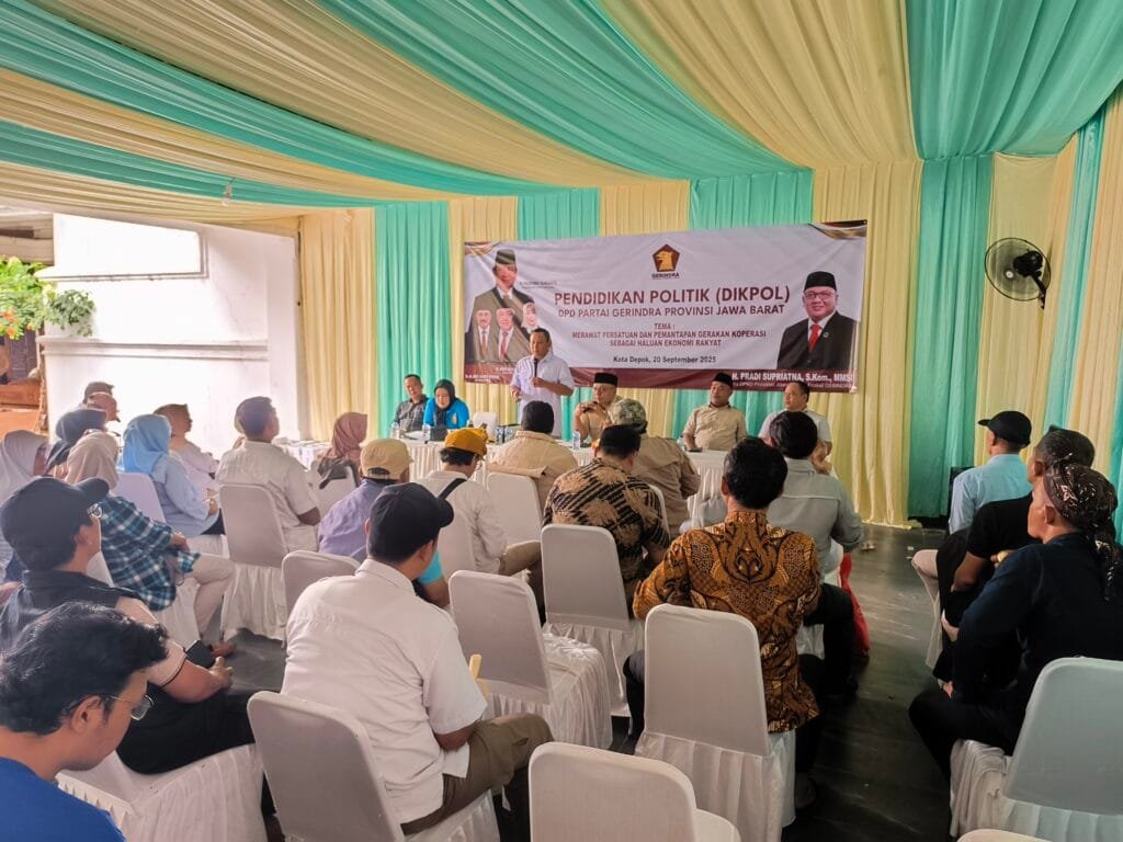 Pradi Supriatna dan H. Hamzah berdiskusi dengan pengurus koperasi terkait penguatan ekonomi rakyat.