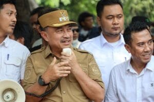 Abdul Harris Bobihoe saat memberikan arahan pada apel aparatur di Stadion Patriot Candrabaga