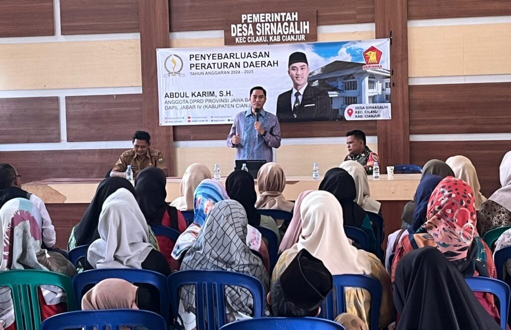 Abdul Karim berbincang dengan peserta sosialisasi, mengajak generasi muda untuk berani memulai usaha dan berinovasi