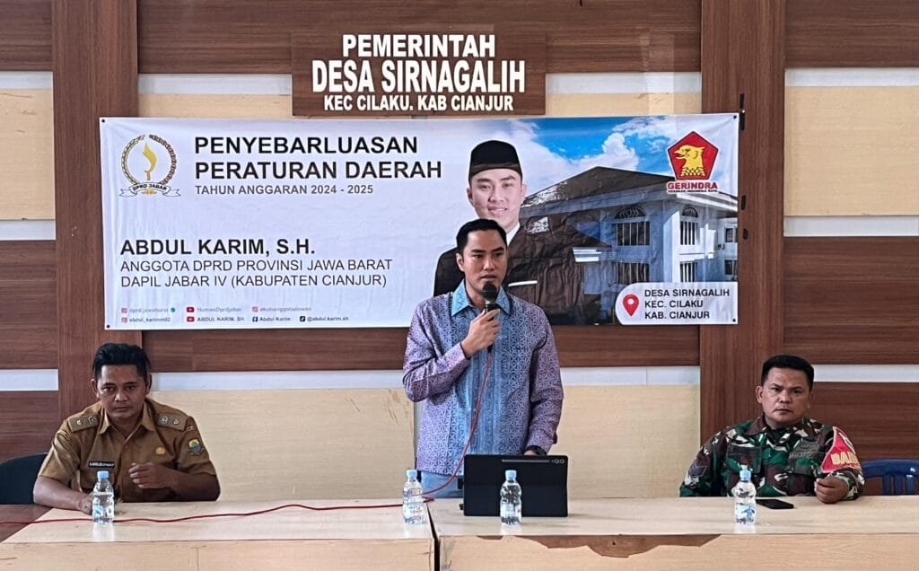 Abdul Karim memaparkan pentingnya penguatan kewirausahaan di Aula Desa Sirnagalih, Cianjur