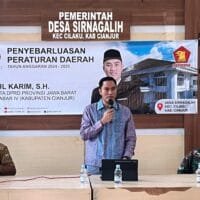 Abdul Karim memaparkan pentingnya penguatan kewirausahaan di Aula Desa Sirnagalih, Cianjur
